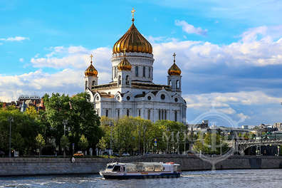Прогулка с просмотром городского салюта 9 мая на панорамном теплоходе «Москва Ривер»